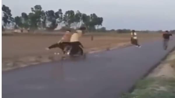 Video | तरुण रस्त्यावरच लागले क्रिकेट खेळायला, मध्येच दुचाकी आली अन् सगळं बिघडलं, मजेदार व्हिडीओ पाहाच