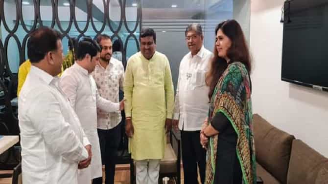 भाजप प्रदेशाध्यक्ष चंद्रकांत पाटील पंकजा मुंडेंच्या भेटीला, मुंडेंची नाराजी दूर करण्याचा प्रयत्न?