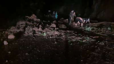 कसारा घाटात दरड कोसळली, रेल्वे आणि रस्ते दोन्ही मार्गाची वाहतूक रखडली