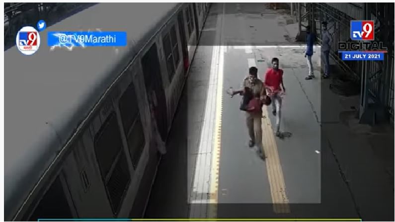 Video | रेल्वे ट्रॅकवर 10 वर्षीय मुलाचा अपघात, जिवाची बाजी लावत रुग्णालयात केले दाखल, पोलीस शिपायाचे कौतूक