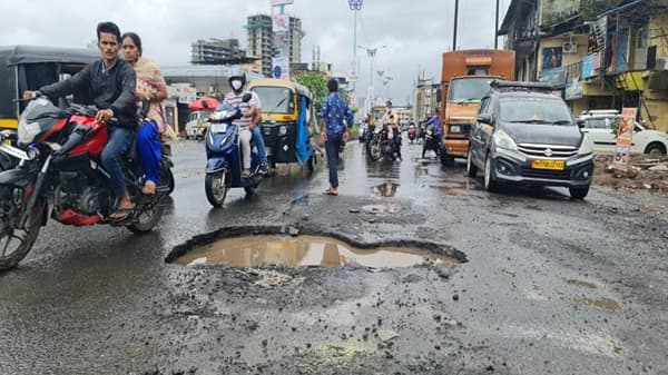कल्याणच्या मलंगगड रोडवरचा भलामोठा चर्चेतला खड्डा, तरुणाचा अपघात, गंभीर जखमी