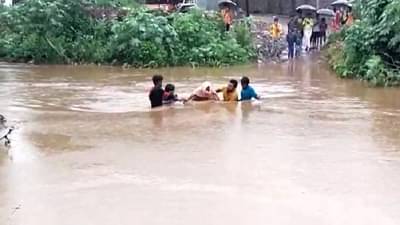 VIDEO : विदारक वास्तव ! वृद्धेला प्रचंड ताप, हतबल नातेवाईकांनी रुग्णालयात नेण्यासाठी ओढ्याच्या पाण्यातून चालवत नेलं