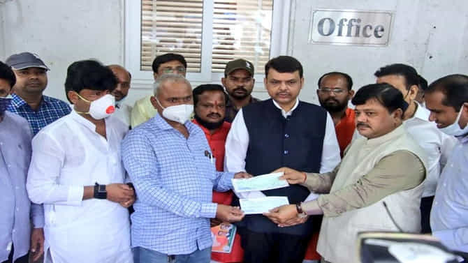 स्वप्नील लोणकरच्या कुटुंबियांचं 20 लाखाचं कर्ज भाजपनं फेडलं; सरकार असंवेदनशील, देवेंद्र फडणवीसांची टीका