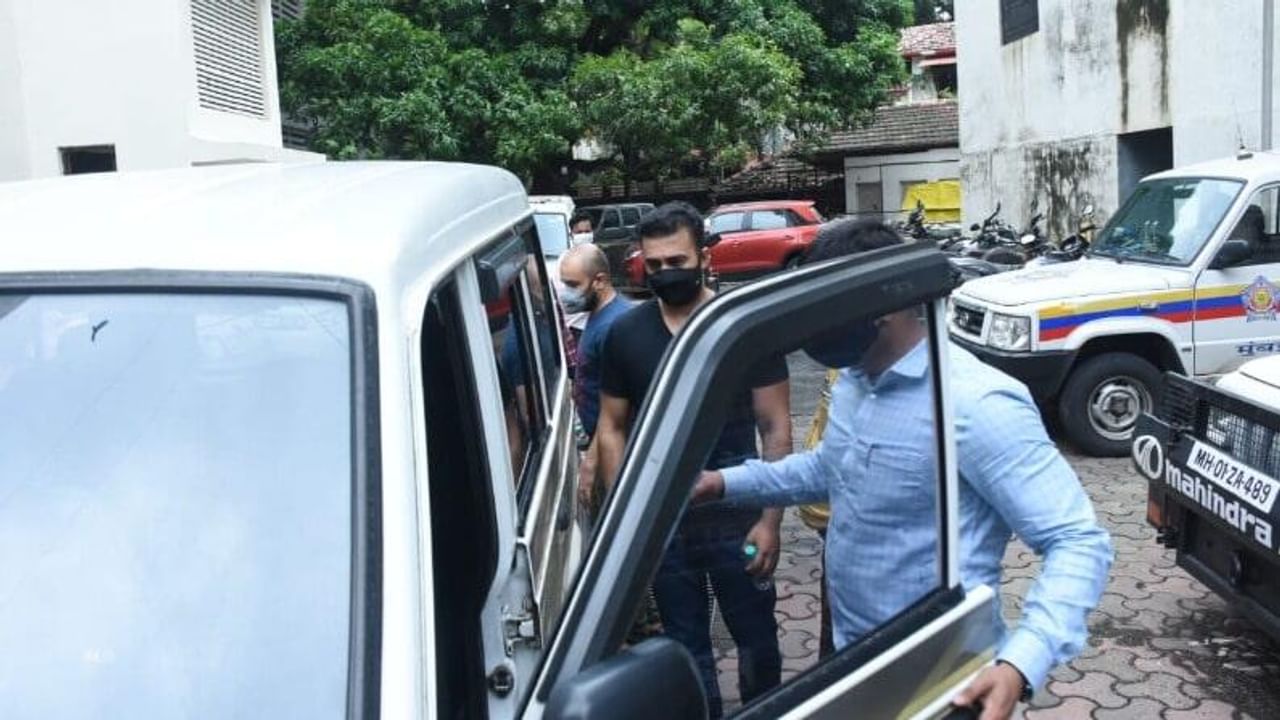 शिल्पा शेट्टीचे पती राज कुंद्रा यांना अश्लील चित्रपट बनवण्यासंदर्भात मुंबईच्या गुन्हे शाखेने अटक केली होती. त्यानंतर त्याला कोर्टानं 23 जुलैपर्यंत पोलीस कोठडी सुनावली आहे. आज राजची वैद्यकीय चाचणी पुन्हा झाली आहे.