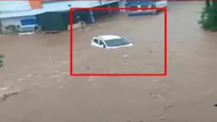 Chiplun rain : चिपळूणमध्ये पावसाचा हाहाकार, रस्त्यावर उभी कार वाहून गेली Chiplun rain : चिपळूणमध्ये पावसाचा हाहाकार, रस्त्यावर उभी कार वाहून गेली