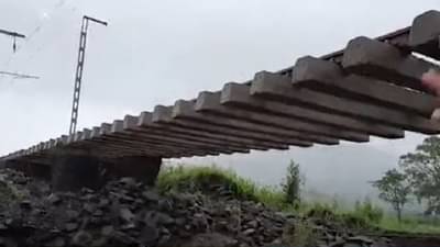 Video : कर्जत ते खोपोली दरम्यान रेल्वे मार्गाचा भराव वाहून गेला, रेल्वे ट्रॅक अधांतरी