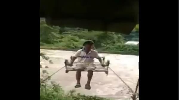 Video | नदी पार करण्यासाठी लढवली शक्कल, देशी जुगाड एकदा पाहाच !