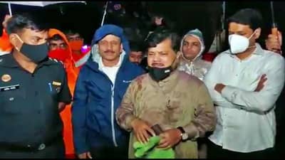 रस्त्यावर 6 फूट पाणी, मार्ग बंद, तरीही प्रविण दरेकर भरपावसात माणगावमध्ये, बचाव कार्याचा आढावा