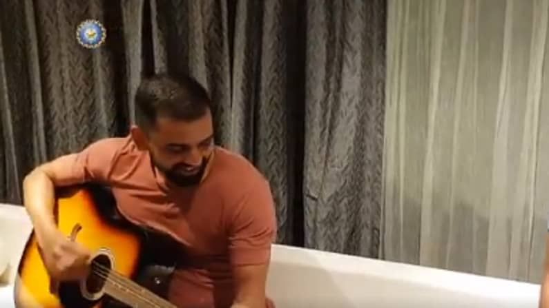 VIDEO : दीपक चहरने गिटार वाजवत गायलं सुरेख गाणं, टीम सदस्यानेही दिली साथ