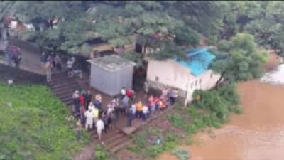 कृष्णा नदीची पाणी पातळी 39 फुटांवर, इशारा पातळीकडे वाटचाल, सांगलीत पाणी शिरलं, नागरिकांचं स्थलांतर सुरु