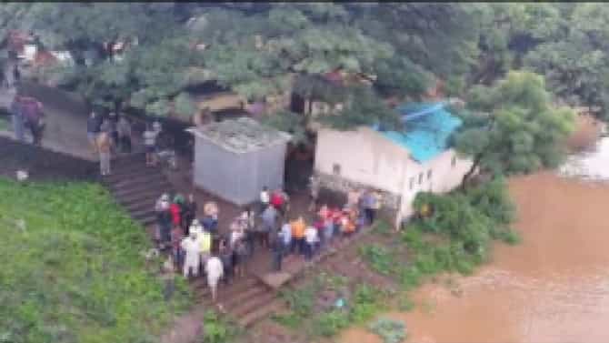 कृष्णा नदीची पाणी पातळी 39 फुटांवर, इशारा पातळीकडे वाटचाल, सांगलीत पाणी शिरलं, नागरिकांचं स्थलांतर सुरु