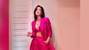 Shweta Tiwari : गुलाबी रंगाच्या हटके ड्रेसमध्ये श्वेता तिवारीचा कातिलाना अंदाज, सोशल मीडियावर लाईक्सचा पाऊस