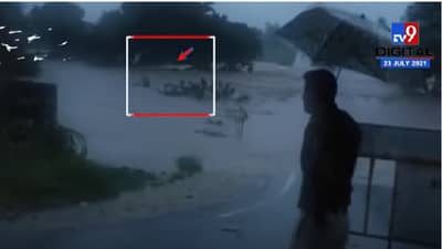 VIDEO | 11 प्रवाशांचा जीव धोक्यात घालत वाहत्या पाण्यातून बस दामटवली, आणि...