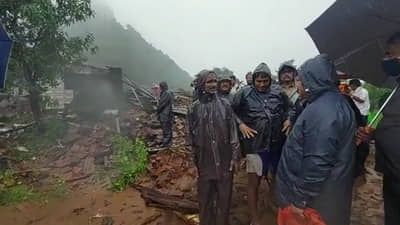 Raigad Taliye Landslide: तळीये गावात NDRFसह हेलिकॉप्टर पोहोचलं, पण लँडिंगसाठी जागाच मिळेना; मदतकार्यात खोळंबा