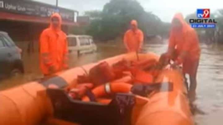 रायगडच्या तळीयेमध्ये दरड कोसळली, 38 जणांचा मृ्त्यू, 80 ते 85 जण अडकल्याची भीती रायगडच्या तळीयेमध्ये दरड कोसळली, 38 जणांचा मृ्त्यू, 80 ते 85 जण अडकल्याची भीती