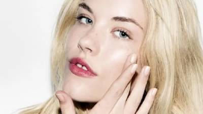 चेहऱ्यावरील मुरूमाची समस्या दूर करण्यासाठी टोमॅटो, लसूण आणि गुलाब पाण्याचा हा फेसपॅक चेहऱ्याला लावा!