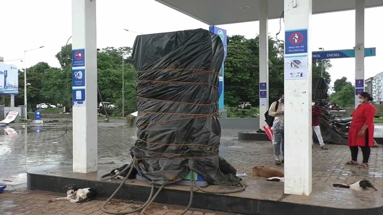 पुराचा फटका, 6 हजार लिटर पेट्रोलमध्ये पाणी शिरलं, बदलापुरात पेट्रोलपंपाचं प्रचंड नुकसान