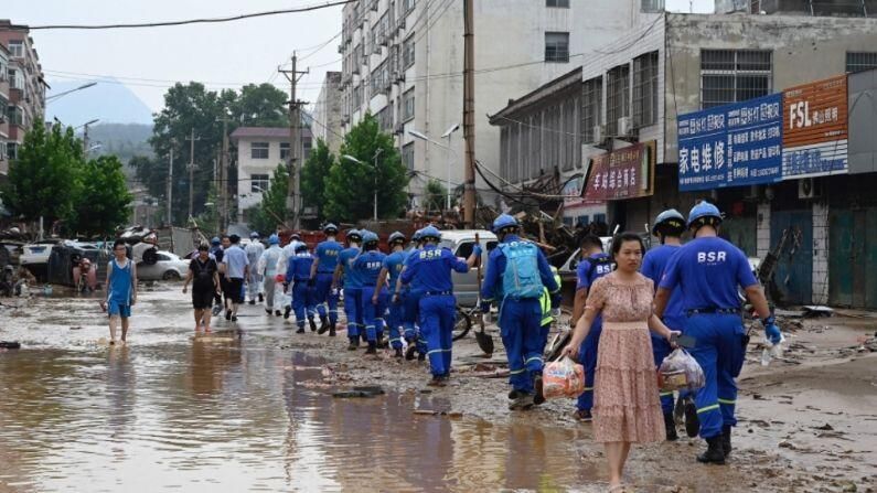 चीनमधील पावसाच्या बळींची संख्या 33 झालीय, 8 जण बेपत्ता आहेत. पूरग्रस्त झेंगझोऊ शहरात रुग्णालयांमध्ये अडकलेल्या रुग्णांना वाचवण्यासाठी (China Floods Damage) प्रयत्न केले जात आहेत.