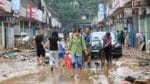 China Flood : चीनमध्ये पुराचा हाहाकार, 1000 वर्षानंतर कोसळधार, रुग्णालयांमध्ये पाणी, रस्ते खचले, पाहा हादरवून टाकणारे फोटो