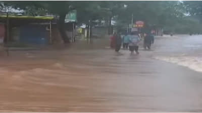 कृष्णा नदीचं पाणी सांगलीत शिरलं, तर कोल्हापूरजवळ हायवे अजूनही बंद, 20 किमीची भलीमोठी रांग