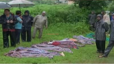 Taliye landslide death toll : तळीये गाव होत्याचं नव्हतं झालं, 40 मृतदेह एका रांगेत, आख्खं गाव स्मशानात बदललं