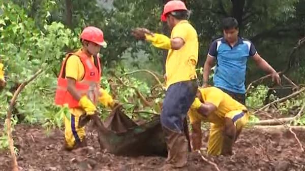 महाड तालुक्यातील तळीये गावात होत्याचं नव्हतं झालं आहे. कालपर्यंत दिसणारं उभं गाव आता स्मशानात बदललं आहे. 22 जुलैला दुपारी 4 वाजता डोंगरकडा कोसळला आणि तळीये गावातील जवळपास 35 घरं ढिगाऱ्याखाली गाढली गेली.