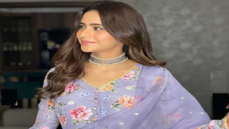 'कहीं तो होगा' मालिकेतील कशिशच्या भूमिकेने लोकप्रिय झालेली अभिनेत्री आमना शरीफने नुकतंच एक फोटोशूट शेअर केलं. लव्हेंडर रंगाच्या ड्रेसमध्ये आमनाचं रुप खुलून आलं आहे.