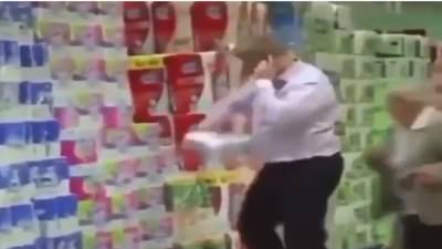 Video | शॉपिंग मॉलमध्ये अचानकपणे दिला धक्का, आजीबाईंनी माणसाला चांगलाच धडा शिकवला, नेमकं काय केलं ?