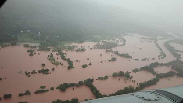 महाराष्ट्रात गेल्या काही दिवसांपासून मुसळधार पावसानं हजेरी लावली. महाबळेश्वर आणि नवजामध्ये सर्वाधिक पावसानं हजेली लावली. महाबळेश्वरमध्ये 48 तासांमध्ये 1 हजार मिलीमीटर पेक्षा जास्त पावसाची नोंद झाल्याचं समोर आलं आहे. तर, महाराष्ट्रातील सर्वाधिक पाऊस पडणारं ठिकाण म्हणून सिंधुदुर्ग जिल्ह्यातील आंबोली या गावाची ओळख आहे. तर, गेल्या काही वर्षांमध्ये पाथरपुंज येथेही मोठ्या प्रमाणावर पाऊस होत असल्याचं समोर आलं आहे.
