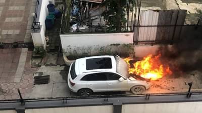 VIDEO : लाखो दिल की धडकन असलेली ऑडी, पार्किंगमध्ये उभी असताना अचानक कशी पेटली?