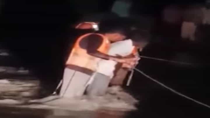 पुरात अडकलेल्या युवकांना बाहेर काढण्यासाठी उपजिल्हाधिकारी पुढे सरसावले, नदीपात्रात उतरुन तरुणांना जीवनदान पुरात अडकलेल्या युवकांना बाहेर काढण्यासाठी उपजिल्हाधिकारी पुढे सरसावले, नदीपात्रात उतरुन तरुणांना जीवनदान