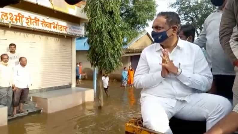 कृष्णा नदीच्या पाणीपातळीत मोठी वाढ झाल्यामुळे नदीकाठची गावं आणि सांगली शहरात पूरस्थिती निर्माण झाली आहे. अशावेळी जिल्ह्याचे पालकमंत्री जयंत पाटील पाहणीसाठी रस्त्यावर उतरल्याचं पाहायला मिळत आहेत.