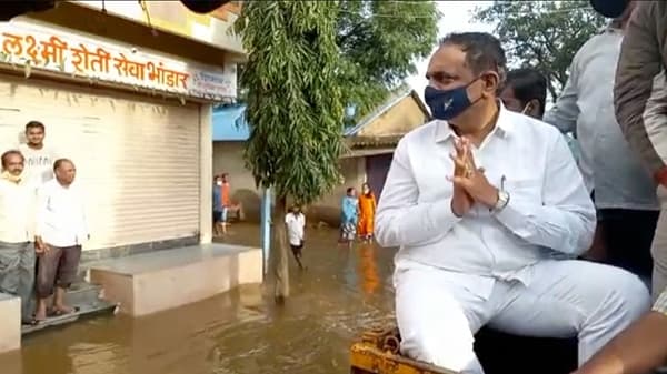 कृष्णा नदीच्या पाणीपातळीत मोठी वाढ झाल्यामुळे नदीकाठची गावं आणि सांगली शहरात पूरस्थिती निर्माण झाली आहे. अशावेळी जिल्ह्याचे पालकमंत्री जयंत पाटील पाहणीसाठी रस्त्यावर उतरल्याचं पाहायला मिळत आहेत.