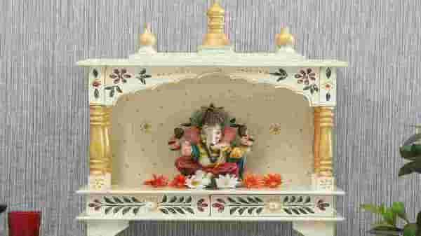 पूजा करताना तुमच्या हातून ‘या’ चुका घडत नाहीत ना? जाणून घ्या काय घ्यायची खबरदारी