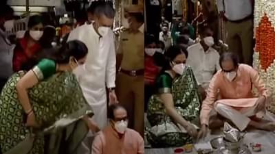 VIDEO | खुर्चीवर बसा, आपल्या रखुमाईचंही न ऐकता मुख्यमंत्री ठाकरे विठ्ठलासमोर जमिनीवर बसले