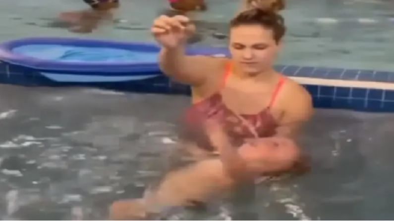 VIDEO : आई शिकवत होती छोट्या मुलाला पोहायला, व्हिडीओ पाहून नेटकऱ्यांचा पाराच चढला; वाचा का?