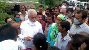 शेतकऱ्यांच्या नुकसानाचं तातडीनं सर्वेक्षण करा, कृषी मंत्री दादाजी भुसे यांची थेट बांधावर जाऊन पाहणी, पीक विमा कंपनीवरही कारवाईचे आदेश