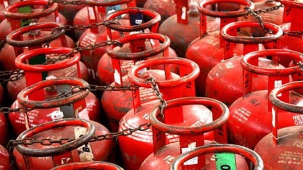 LPG cylinder price: सामान्य माणसाच्या खिशाला महागाईची झळ, LPG सिलिंडर महागला, पटापट तपासा