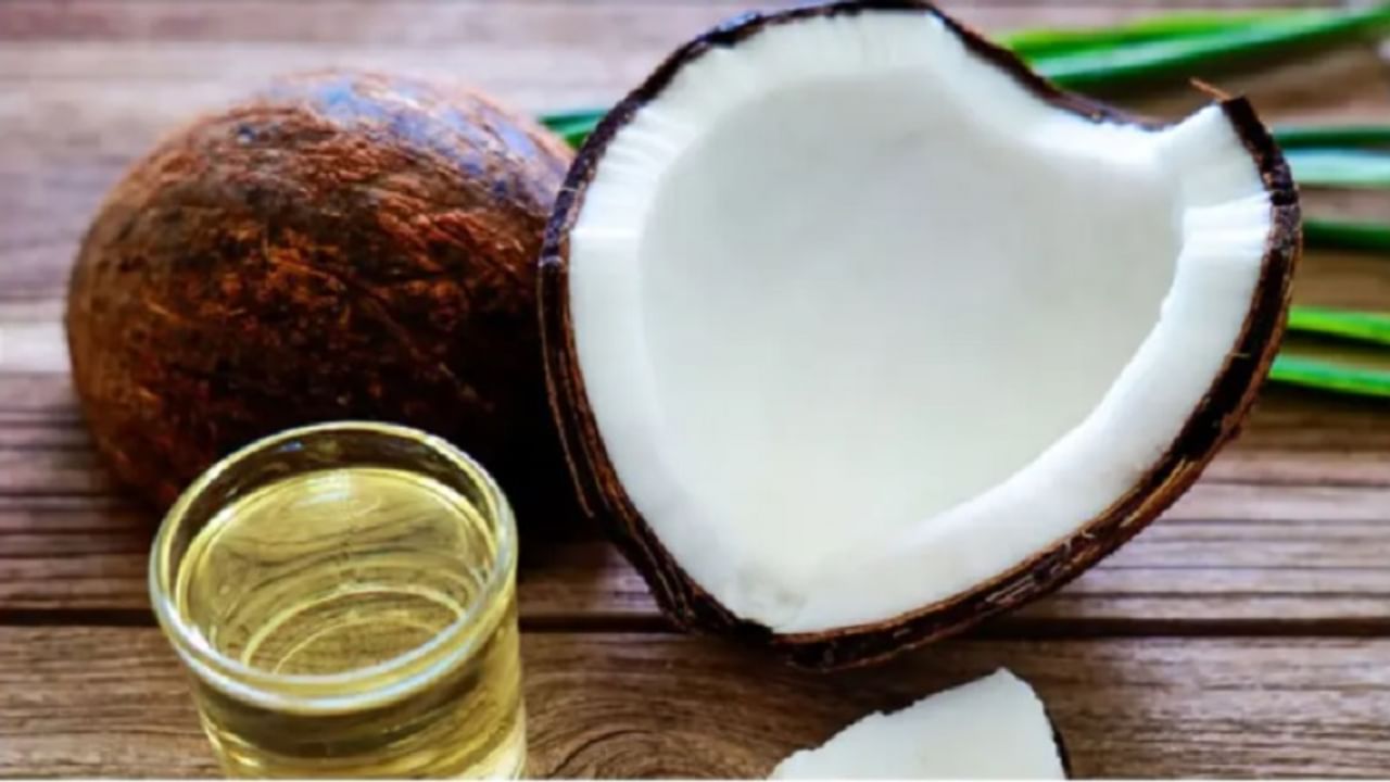 शतकानुशतके नारळ तेल वापरले जाते. पूर्वीच्या काळातही नारळ तेलाचा उपयोग त्वचेशी संबंधित समस्या दूर करण्यासाठी केला जात असे. हे तेल जीवनसत्त्वे आणि खनिजे समृद्ध आहे. आपण केस मजबूत करण्यासाठी याचा वापर करू शकता. त्वचेसाठी देखील नारळ तेल खूप फायदेशीर आहे. 