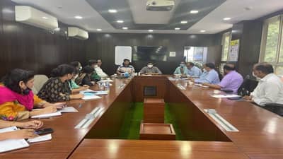 पाण्याचे दोन टँकर, खाद्यपदार्थ ते 5 हजार सतरंजी, पूरग्रस्तांच्या मदतीसाठी ठाणे महापालिकेचे 100 अधिकारी-कर्मचारी रवाना