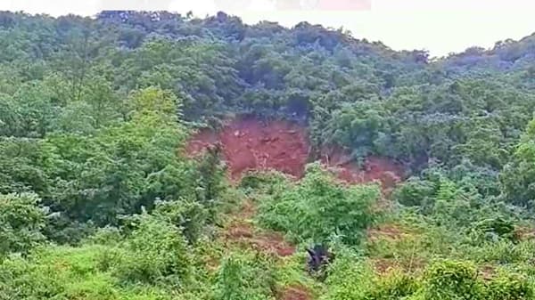 पुण्यात कोंढरी गावात दरड कोसळली, भोर महाड रस्त्यावर 30 ठिकाणी भूस्खलन