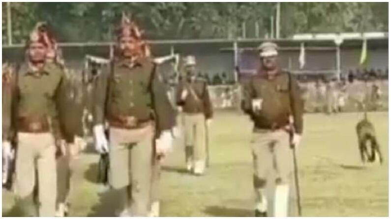Video | जोशपूर्ण वातावरणात पोलिसांची परेड, मध्येच माकड आले अन् घोळ झाला, पाहा नेमकं काय घडलं ? Video | जोशपूर्ण वातावरणात पोलिसांची परेड, मध्येच माकड आले अन् घोळ झाला, पाहा नेमकं काय घडलं ?