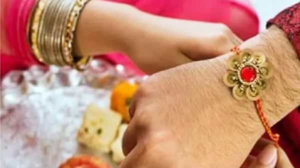 रक्षाबंधन हा एक प्रसिद्ध भारतीय सण आहे. जो भाऊ आणि बहिणींमध्ये असलेले बंधन साजरे करतो. हा सण श्रावण महिन्यात मान्सूनमध्ये येतो. या दिवशी बहिणी आपल्या भावांच्या मनगटावर राखी बांधते आणि त्यांच्या सुरक्षिततेसाठी, आरोग्य आणि दीर्घायुषीसाठी प्रार्थना करते.