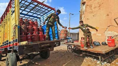 गॅस एजन्सी तुमच्याकडून सिलेंडरचे जास्त पैसे घेतेय, कुठे तक्रार कराल?