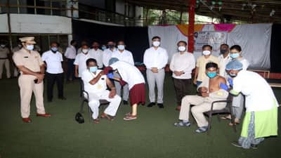 ठाणे महापालिकेचं विशेष लसीकरण सत्र, 300 रिक्षाचालकांचं लसीकरण