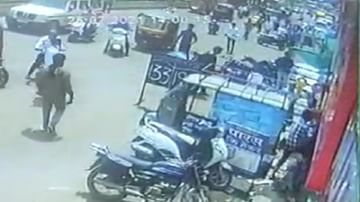 VIDEO : गजबजलेला रस्ता, भर वर्दळमध्ये चिकन दुकानदाराचा कोयत्याने दोघांवर हल्ला, थरार सीसीटीव्हीत कैद