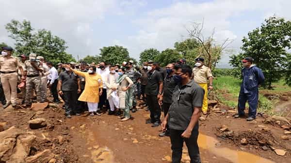 डोंगरकडा कोसळून उद्ध्वस्त झालेल्या तळीये गावातील स्थितीची पाहणी करण्यासाठी राज्यपाल भगतसिंह कोश्यारी आज तळीये गावाद दाखल झाले होते. त्यावेळी त्यांनी दुर्घटनेतील मृतांना श्रद्धांजली अर्पण केली.