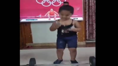 Video | छोट्याशा मुलीचं वेटलिफ्टिंग, सोशल मीडियावर व्हिडीओ व्हायरल, मीराबाई चानू यांनी केली वाहवा