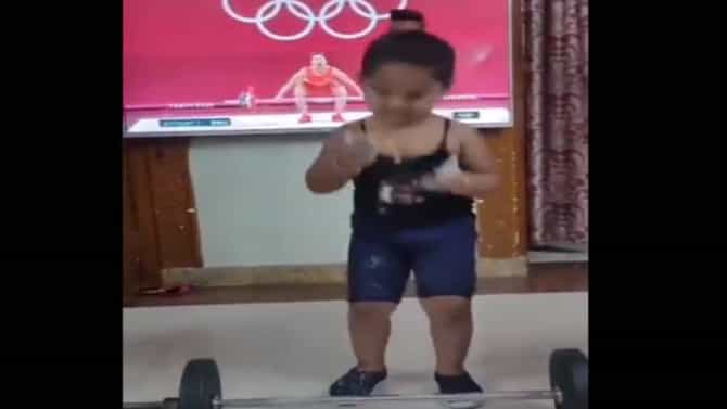 Video | छोट्याशा मुलीचं वेटलिफ्टिंग, सोशल मीडियावर व्हिडीओ व्हायरल, मीराबाई चानू यांनी केली वाहवा