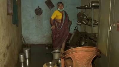भाड्याची खोली पुराने भरली, पानटपरी चालवणारी आजी पुरती खचली, गाळ उपसायलाही त्राण नाही